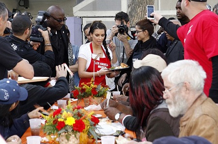 Kim “siêu vòng ba” phục vụ bữa ăn cho người vô gia cư - 15