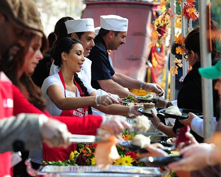 Kim “siêu vòng ba” phục vụ bữa ăn cho người vô gia cư - 18