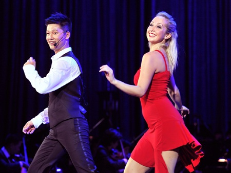 Khánh Thi nhảy rất sung trong liveshow Đức Tuấn - 8 Khánh Thi nhảy rất sung trong liveshow Đức Tuấn - 8