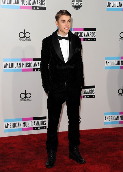 Justin Bieber hôn Selena Gomez; Katy Perry khoe “vòng một” - 24 Justin Bieber hôn Selena Gomez; Katy Perry khoe “vòng một” - 24