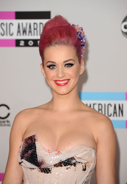 Justin Bieber hôn Selena Gomez; Katy Perry khoe “vòng một” - 1 Justin Bieber hôn Selena Gomez; Katy Perry khoe “vòng một” - 1