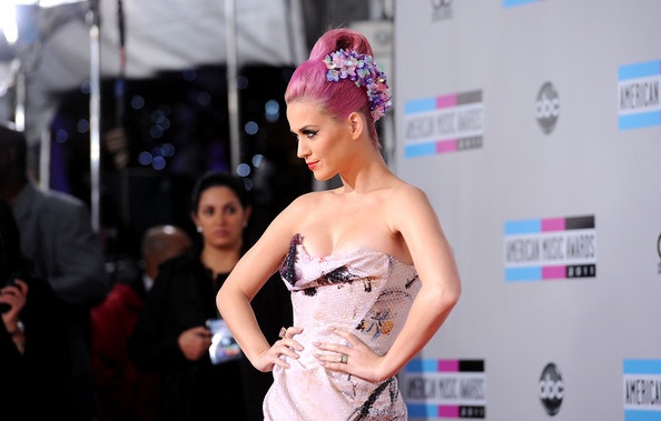 Justin Bieber hôn Selena Gomez; Katy Perry khoe “vòng một” - 3 Justin Bieber hôn Selena Gomez; Katy Perry khoe “vòng một” - 3