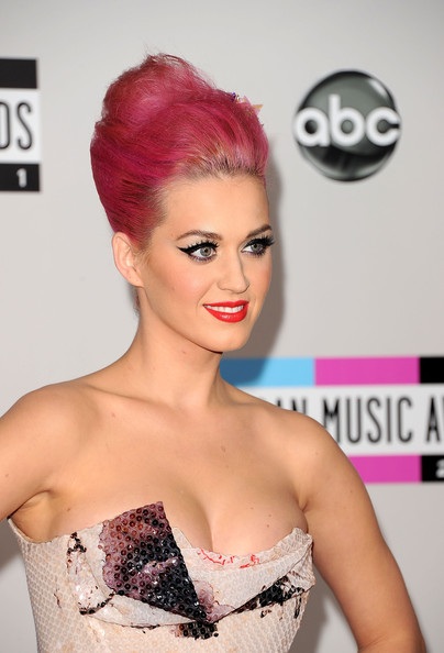 Justin Bieber hôn Selena Gomez; Katy Perry khoe “vòng một” - 6 Justin Bieber hôn Selena Gomez; Katy Perry khoe “vòng một” - 6