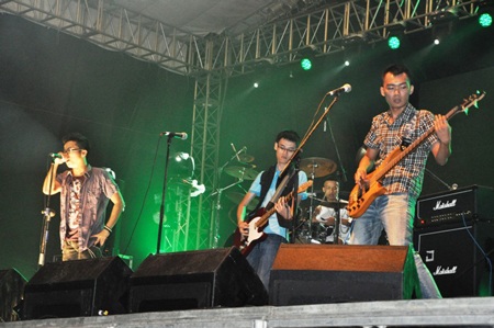 Hàng ngàn khán giả đội mưa xem Rock Storm - 1 Hàng ngàn khán giả đội mưa xem Rock Storm - 1