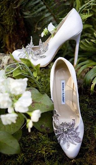 Hé lộ váy cưới gây xôn xao của cô dâu phim “Hừng đông” - 4