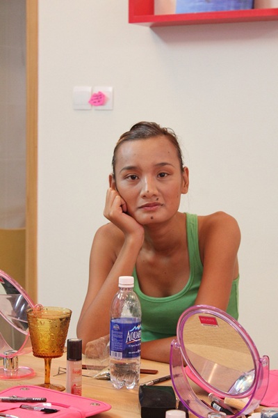 Thí sinh Vietnam’s Next Top Model học hóa trang thành bà già - 3 Thí sinh Vietnam’s Next Top Model học hóa trang thành bà già - 3