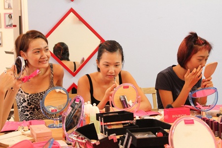 Thí sinh Vietnam’s Next Top Model học hóa trang thành bà già - 5 Thí sinh Vietnam’s Next Top Model học hóa trang thành bà già - 5