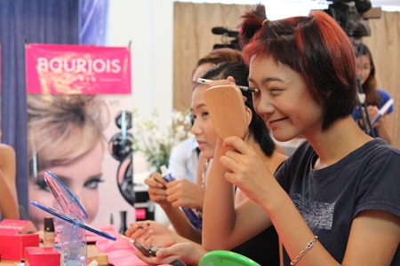 Thí sinh Vietnam’s Next Top Model học hóa trang thành bà già - 6 Thí sinh Vietnam’s Next Top Model học hóa trang thành bà già - 6