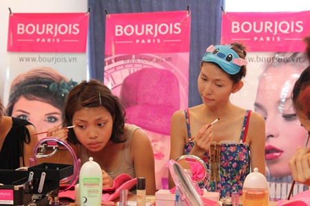 Thí sinh Vietnam’s Next Top Model học hóa trang thành bà già - 8 Thí sinh Vietnam’s Next Top Model học hóa trang thành bà già - 8