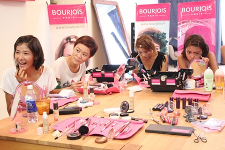 Thí sinh Vietnam’s Next Top Model học hóa trang thành bà già - 9 Thí sinh Vietnam’s Next Top Model học hóa trang thành bà già - 9