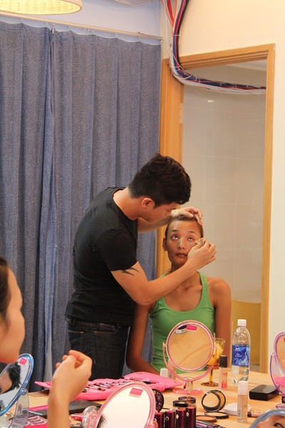 Thí sinh Vietnam’s Next Top Model học hóa trang thành bà già - 4 Thí sinh Vietnam’s Next Top Model học hóa trang thành bà già - 4