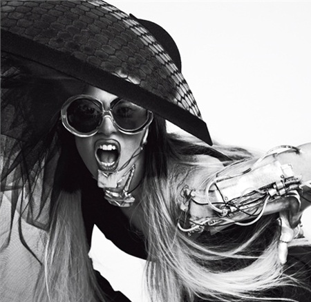 Lady Gaga khoe thân táo bạo trên Vogue - 2