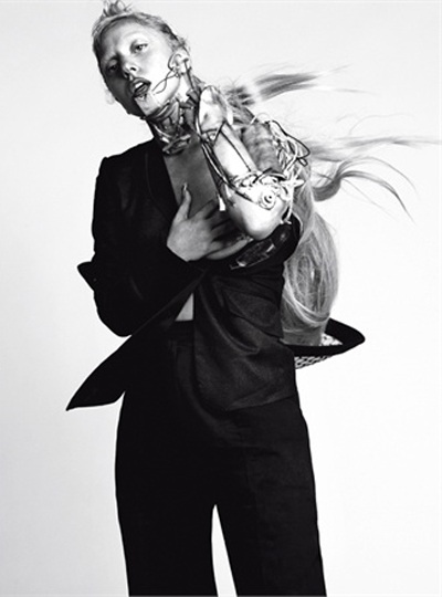 Lady Gaga khoe thân táo bạo trên Vogue - 3