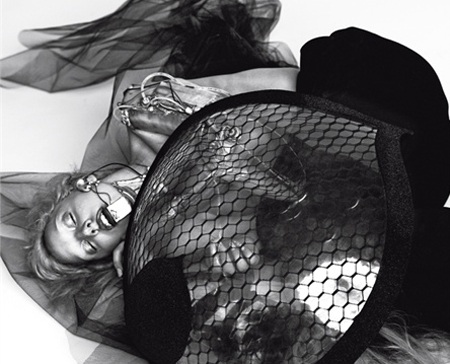 Lady Gaga khoe thân táo bạo trên Vogue - 5