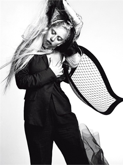 Lady Gaga khoe thân táo bạo trên Vogue - 7
