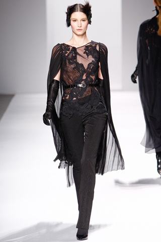 Bí ẩn và quyến rũ với BST Elie Tahari - 2