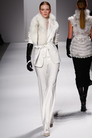 Bí ẩn và quyến rũ với BST Elie Tahari - 14