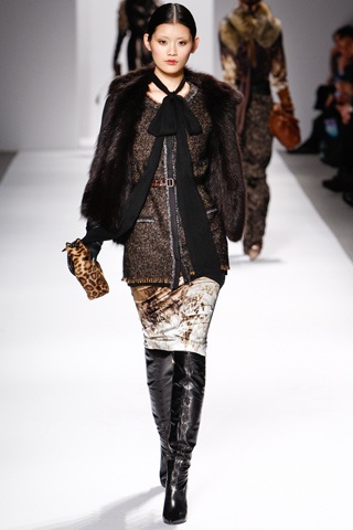 Bí ẩn và quyến rũ với BST Elie Tahari - 21