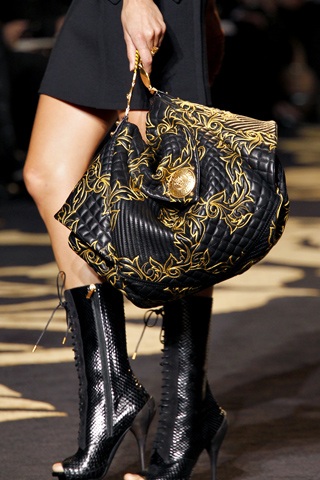 Sành điệu với túi và giày Versace - 5 Sành điệu với túi và giày Versace - 5
