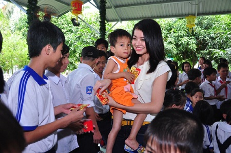 Giải đồng Siêu mẫu 2011 Hà Việt Dũng “lì xì” sớm cho các em nhỏ - 4 Giải đồng Siêu mẫu 2011 Hà Việt Dũng “lì xì” sớm cho các em nhỏ - 4