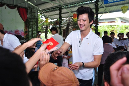 Giải đồng Siêu mẫu 2011 Hà Việt Dũng “lì xì” sớm cho các em nhỏ - 5 Giải đồng Siêu mẫu 2011 Hà Việt Dũng “lì xì” sớm cho các em nhỏ - 5