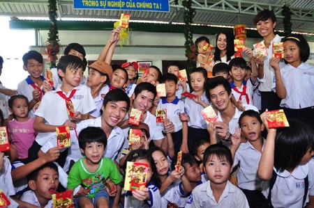 Giải đồng Siêu mẫu 2011 Hà Việt Dũng “lì xì” sớm cho các em nhỏ - 7 Giải đồng Siêu mẫu 2011 Hà Việt Dũng “lì xì” sớm cho các em nhỏ - 7