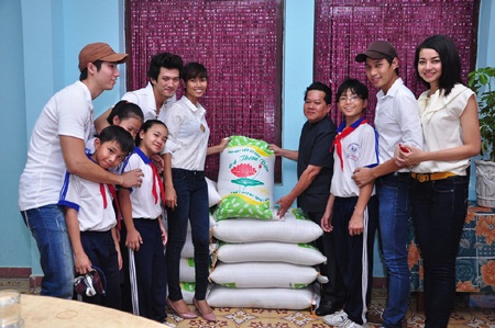 Giải đồng Siêu mẫu 2011 Hà Việt Dũng “lì xì” sớm cho các em nhỏ - 8 Giải đồng Siêu mẫu 2011 Hà Việt Dũng “lì xì” sớm cho các em nhỏ - 8