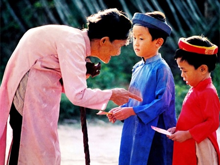 Ý nghĩa tục “Lì xì” đầu xuân - 1 Ý nghĩa tục “Lì xì” đầu xuân - 1