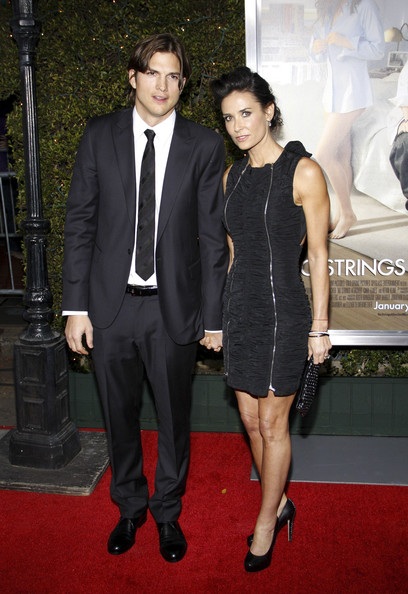 “Ashton Kutcher vẫn quan tâm tới Demi Moore” - 1