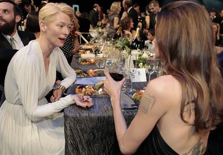Nụ hôn hiếm bị bắt gặp của Angelina Jolie - Brad Pitt - 9 Nụ hôn hiếm bị bắt gặp của Angelina Jolie - Brad Pitt - 9