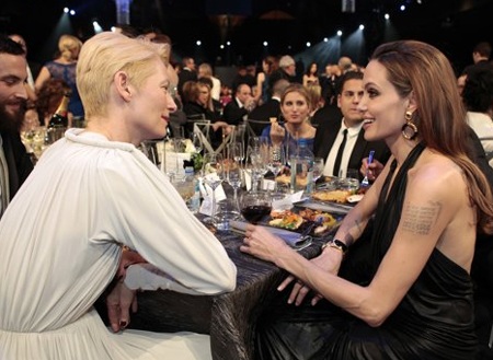 Nụ hôn hiếm bị bắt gặp của Angelina Jolie - Brad Pitt - 10 Nụ hôn hiếm bị bắt gặp của Angelina Jolie - Brad Pitt - 10
