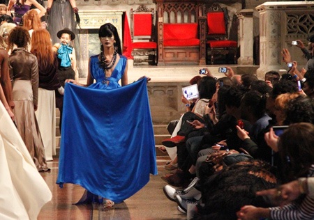 Hoàng Thùy - Tuyết Lan và những bất ngờ tại New York Fashion Week - 4 Hoàng Thùy - Tuyết Lan và những bất ngờ tại New York Fashion Week - 4