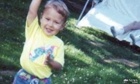 Người đẹp chuyển giới hé lộ ảnh khi là con trai