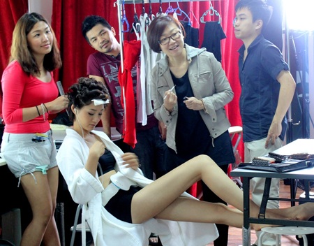 Trà My bận rộn chụp hình quảng cáo tại Malaysia