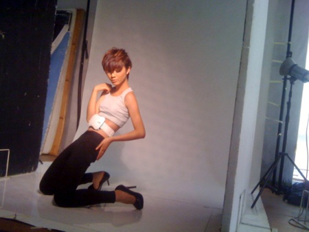 Trà My bận rộn chụp hình quảng cáo tại Malaysia