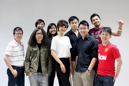 Trà My bận rộn chụp hình quảng cáo tại Malaysia