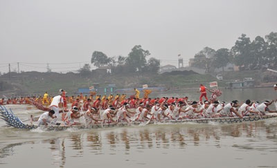 Sôi động lễ hội bơi chải truyền thống - 1 Sôi động lễ hội bơi chải truyền thống