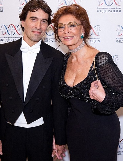 Vòng quanh thế giới giải trí ngày 1/4