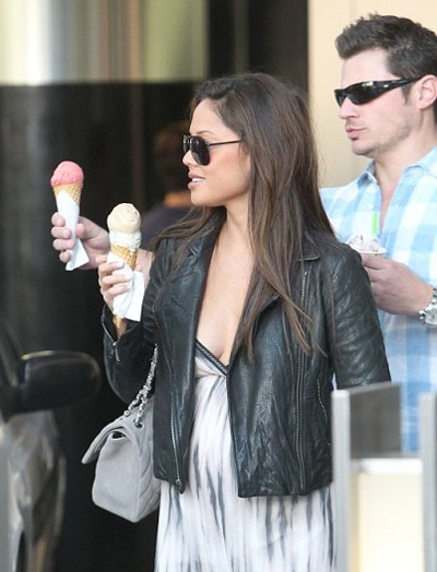 Vòng quanh thế giới giải trí ngày 1/4