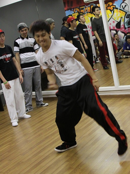 Hai nhóm nhảy popping hàng đầu Việt Nam - Singapore thi tài - 3 Hai nhóm nhảy popping hàng đầu Việt Nam - Singapore thi tài - 3