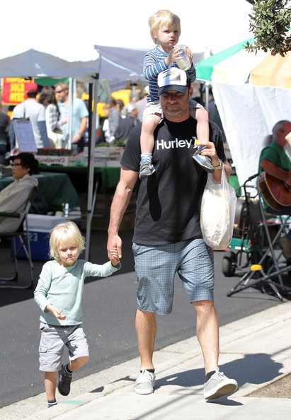 Vòng quanh thế giới giải trí ngày 2/4