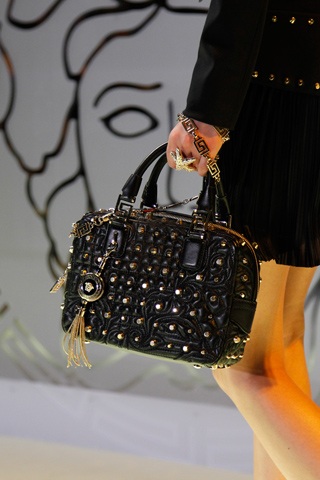 Sành điệu với túi và sandal Versace