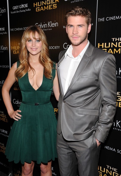 Jennifer Lawrence hững hờ váy khoe vòng một