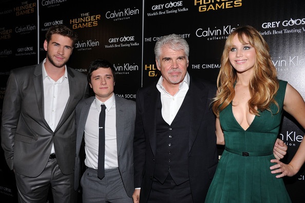 Jennifer Lawrence hững hờ váy khoe vòng một