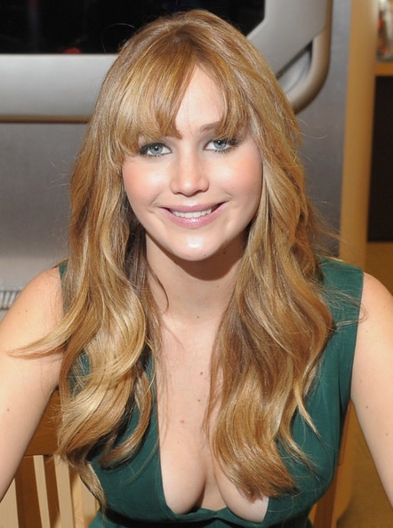 Jennifer Lawrence hững hờ váy khoe vòng một