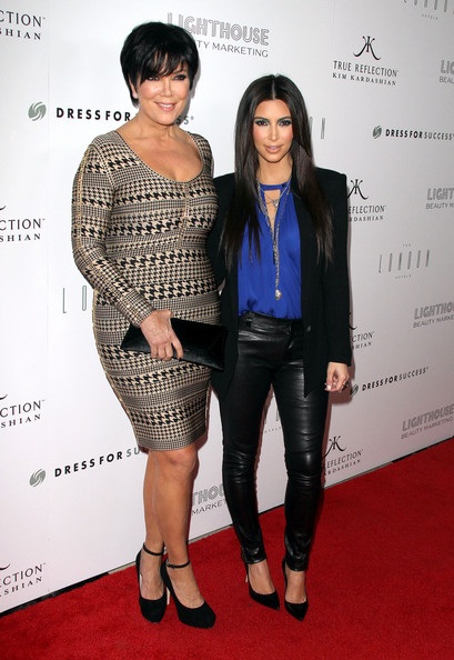 Kim “siêu vòng ba” bị ném bột đầy người