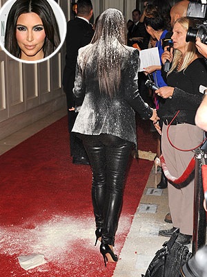 Kim “siêu vòng ba” bị ném bột đầy người