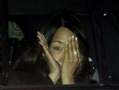 Kim “siêu vòng ba” bị ném bột đầy người