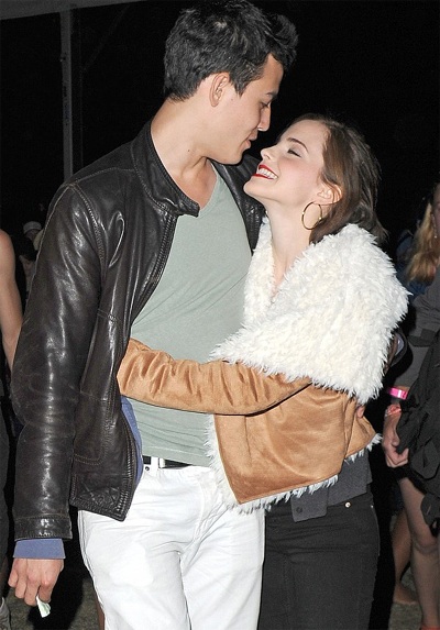 Emma Watson hạnh phúc bên bạn trai mới - 1 Emma Watson hạnh phúc bên bạn trai mới