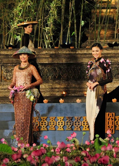 Thùy Dung, Ngọc Hân thướt tha áo dài Quỳnh Paris tại Huế - 1 Thùy Dung, Ngọc Hân thướt tha áo dài Quỳnh Paris tại Huế